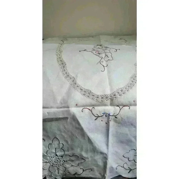 Embroidered/Crochet Battenburg Table Runner - Picture 8 of 8